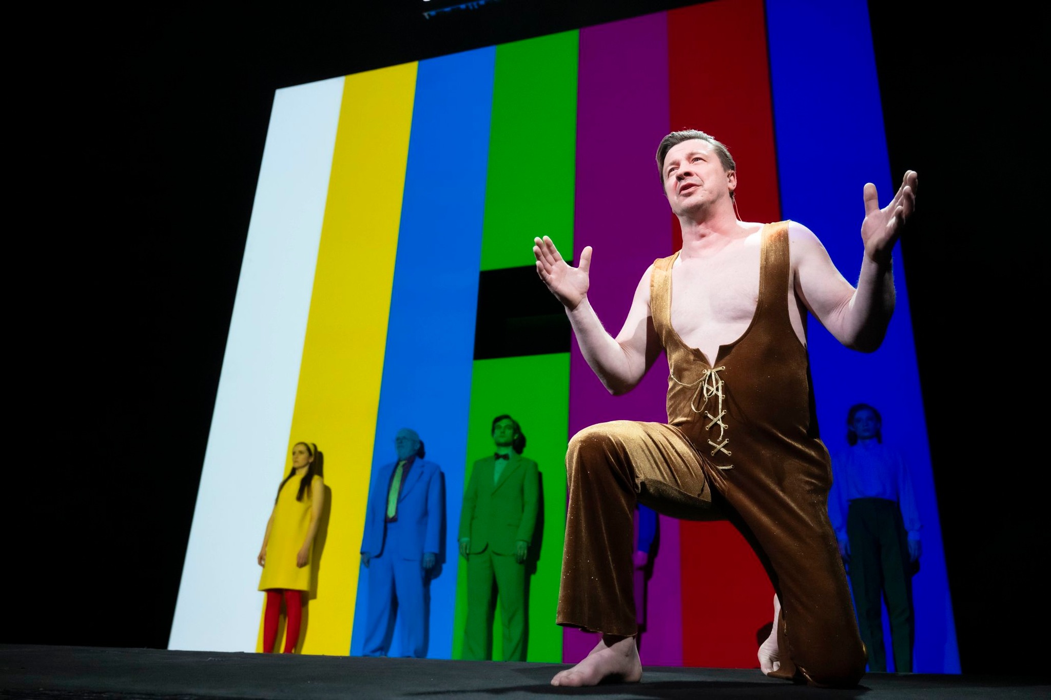 Skats no Latvijas Nacionālā teātra izrādes "Nacionālais kanāls" (2025, rež. Matīss Kaža) // Foto – Kristaps Kalns